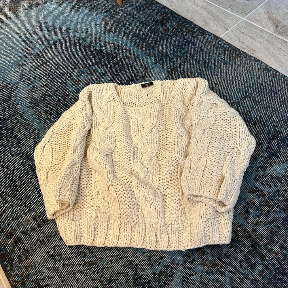 NWOT VICI NEVER WORN chunky knit sweater. Size Small!